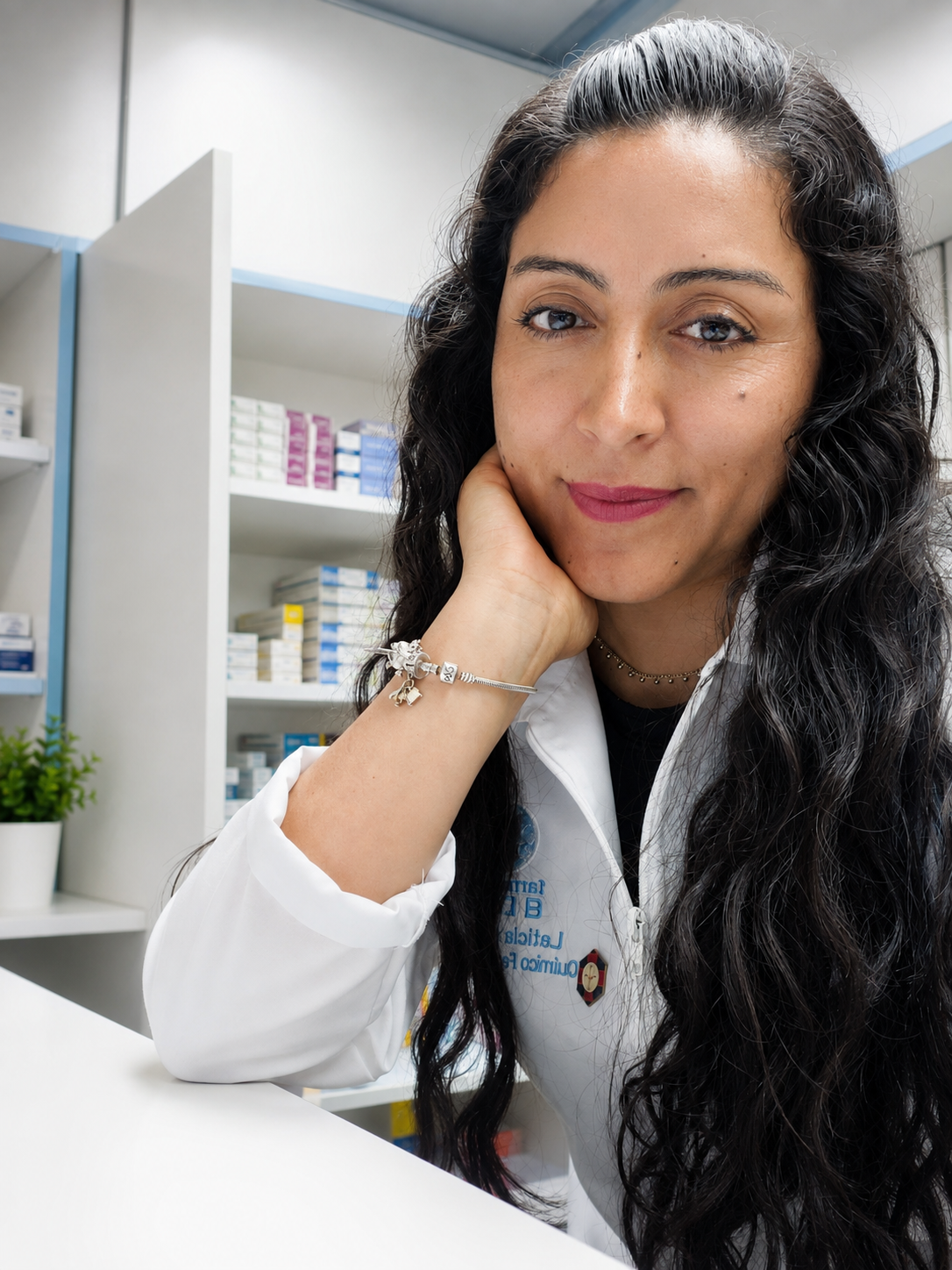 Leticia Acuña en su entorno profesional farmacéutico